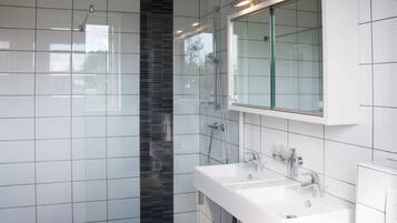 Badewanne und Dusche (separat), Komfortbadewanne, Handtücher