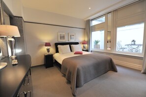 Ropa de cama de alta calidad, colchones con efecto memoria y minibar 