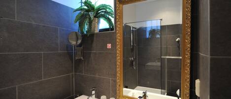 Chambre (Patio) | Salle de bain | Douche, articles de toilette (gratuits), séchoir à cheveux, peignoirs