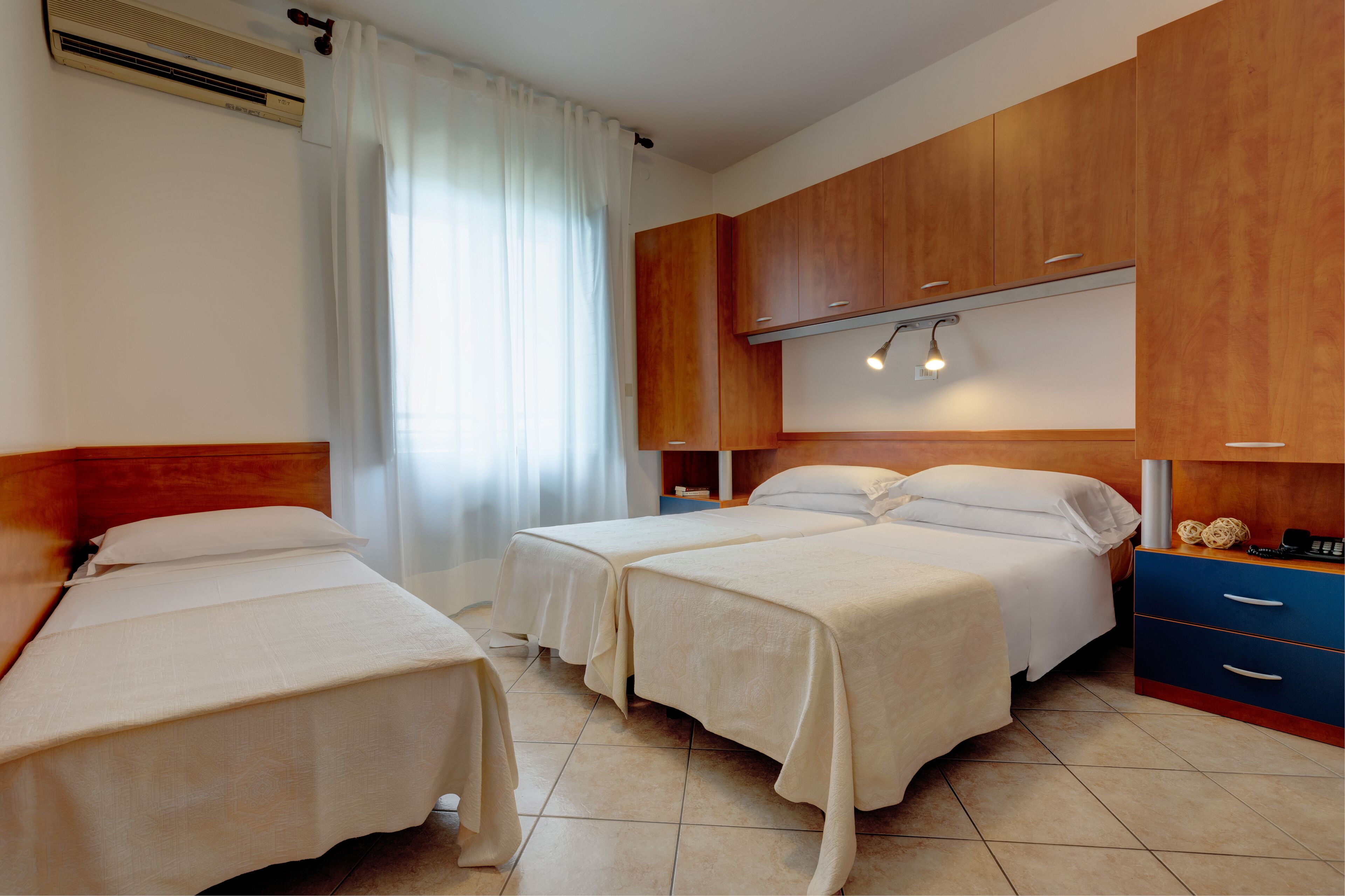 minibar, in-room safe, desk, bed sheets