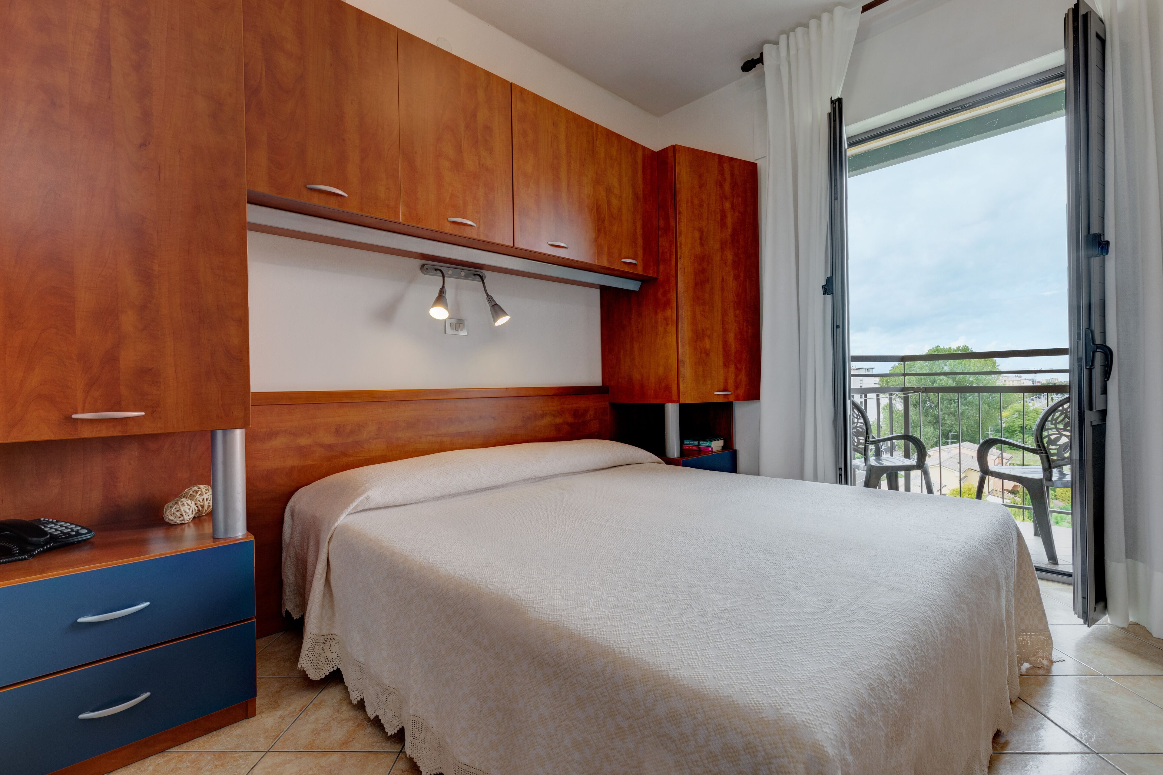 minibar, in-room safe, desk, bed sheets