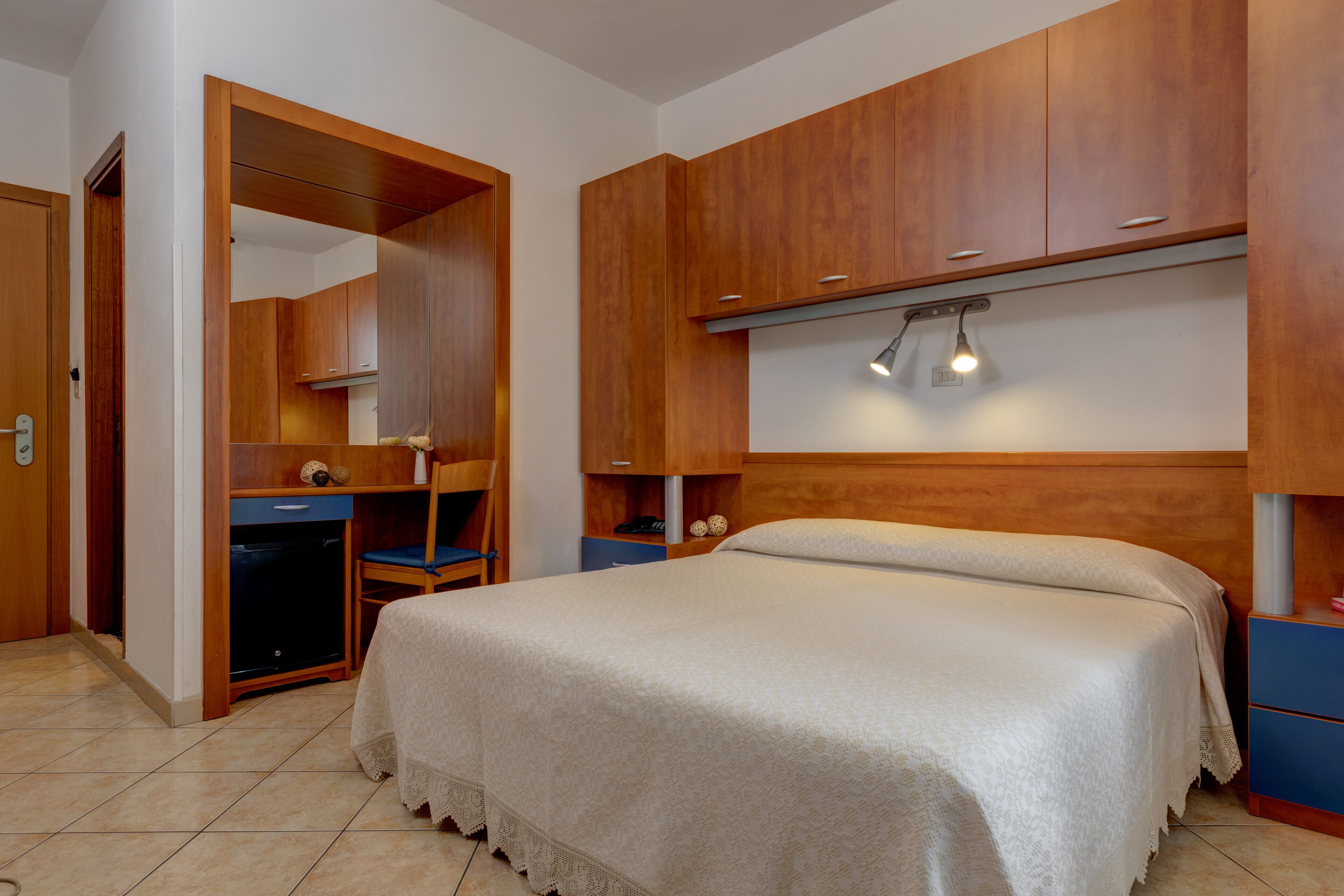 minibar, in-room safe, desk, bed sheets