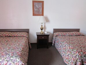 Blackout drapes, iron/ironing board, free WiFi, bed sheets - Cadet Motel (Cornwall)