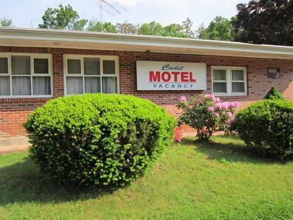 Property grounds - Cadet Motel (Cornwall)