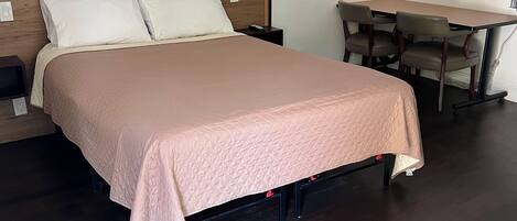 Rom – standard | Blendingsgardiner, strykejern/-brett, wi-fi (inkludert) og sengetøy