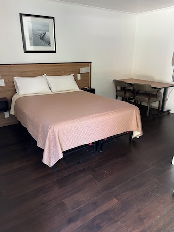 Cortinas blackout, tabla de planchar con plancha y wifi gratis . Cadet Motel