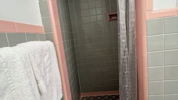 Standardzimmer | Badezimmer | Dusche, Haartrockner, Handtücher