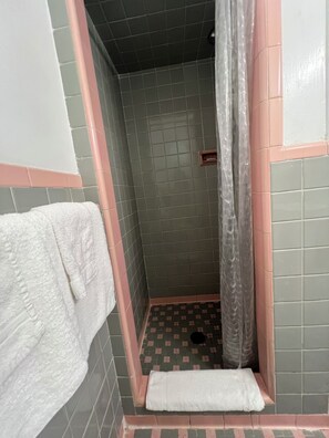 Standard Room | Bathroom - Cadet Motel (Cornwall)