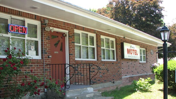 A brick building with a sign indicating it's a 'Motel'. - Cadet Motel (Cornwall)