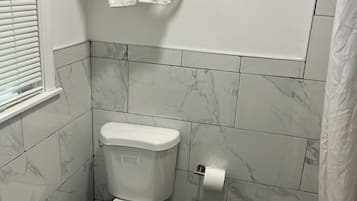 Standard Room | Bathroom | Shower, hair dryer, towels