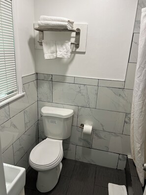 Standard Room | Bathroom | Shower, hair dryer, towels - Cadet Motel (Cornwall)