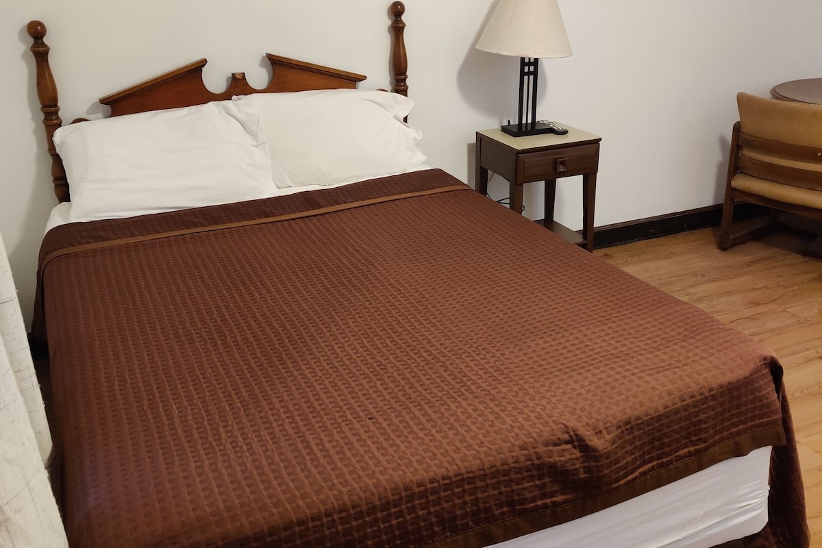 Singola Standard, 1 letto queen, accessibile ai disabili | Tende oscuranti, ferro/asse da stiro, Wi-Fi gratuito, lenzuola