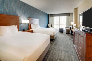 Escritorio, espacio para trabajar con laptop y cortinas blackout 