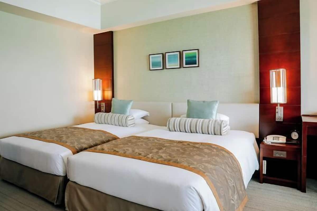 Down comforters, in-room safe, desk, blackout drapes