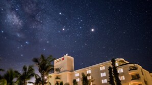 Un hotel con un cartel que indica que es un "HOTEL & RESORTS", con vistas al cielo nocturno.