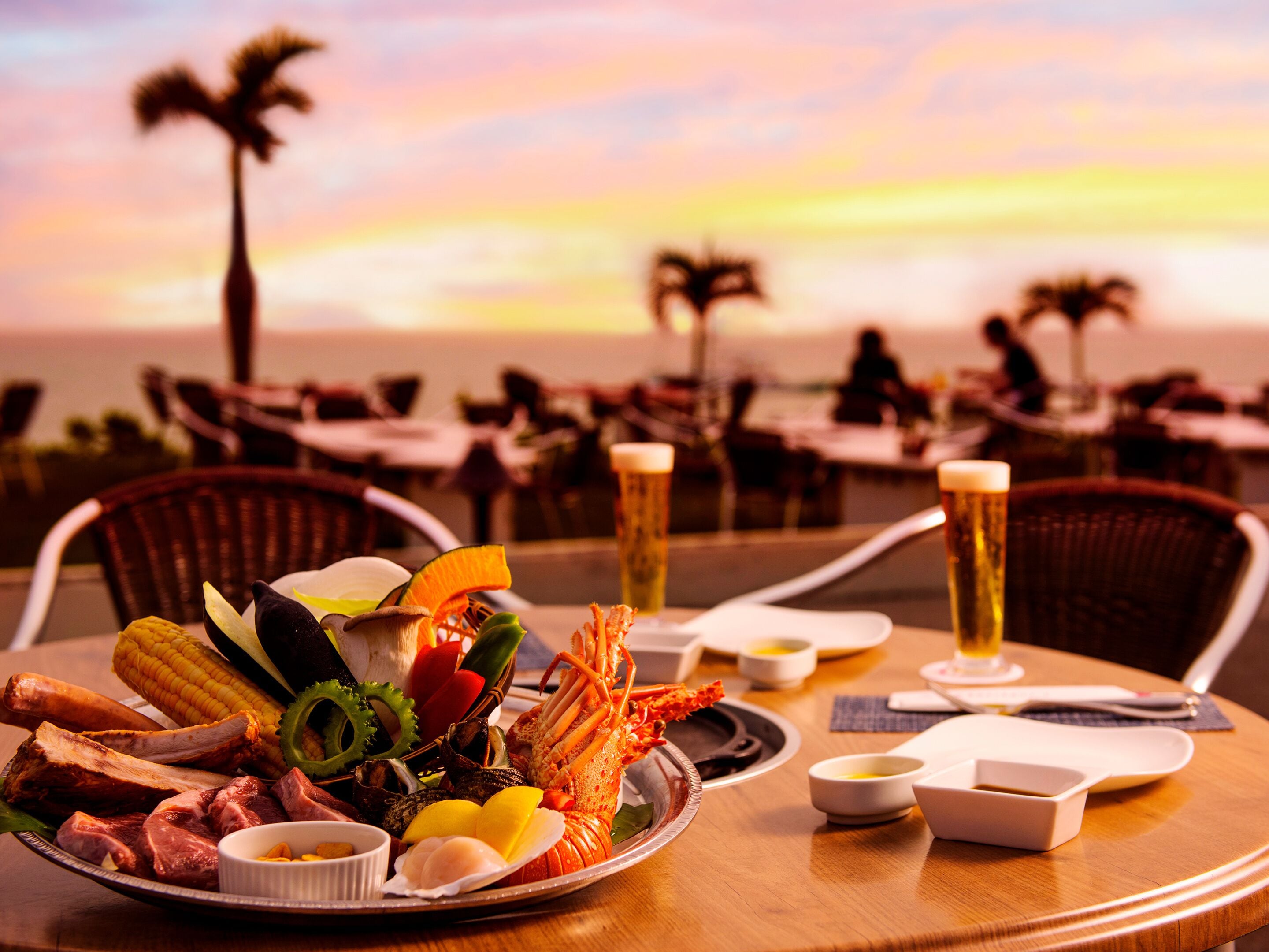 2 restaurants, breakfast served