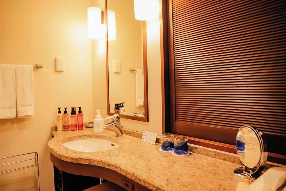 Bathroom | Combined shower/tub, free toiletries, hair dryer, slippers