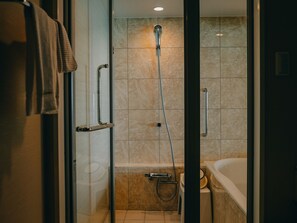 Ensemble douche/baignoire, articles de toilette gratuits, sèche-cheveux