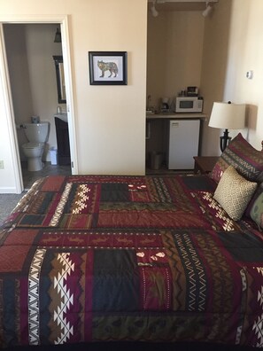 Queen Room in Motel | Individually decorated, individually furnished, free WiFi, bed sheets - Mansion House Motel (Buffalo)
