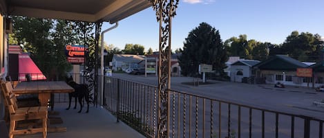 King Suite in Motel | Balcony view