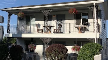 King Suite in Motel | Terrace/patio