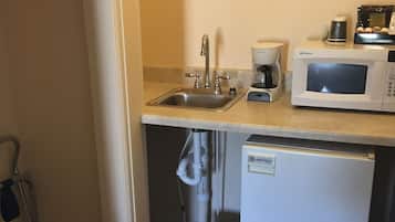 Queen Room in Motel | Individually decorated, individually furnished, free WiFi, bed sheets