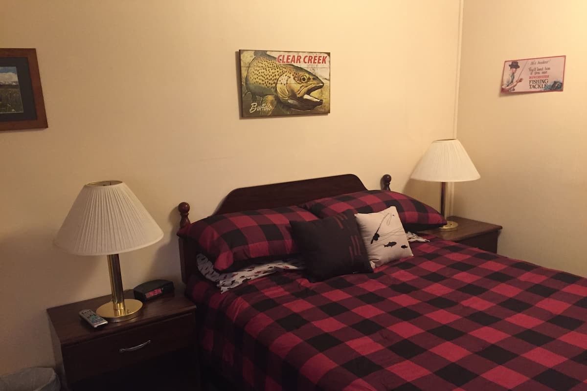 Tweepersoonskamer, 1 queensize bed | Individueel gedecoreerd, individueel gemeubileerd, gratis wifi