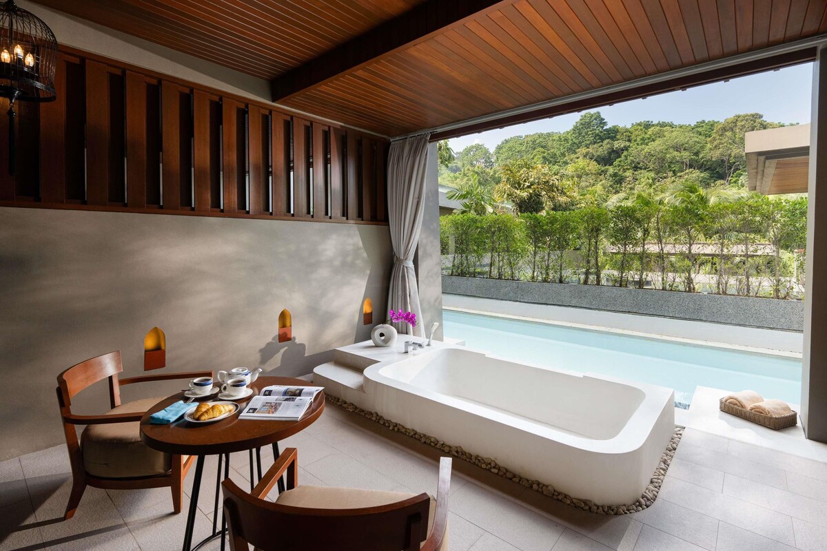 Premier Room, Pool Access & Whirlpool Bath, 1 King Bed | เครื่องนอนระดับพรีเมียม, ผ้านวมขนเป็ด, มินิบาร์, ตู้นิรภัยในห้องพัก