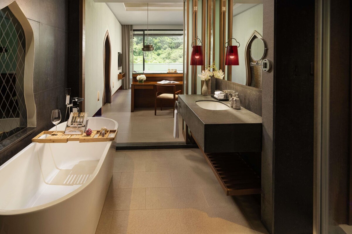 Premier Room, 1 King Bed | Premium bedding, down duvets, minibar, in-room safe