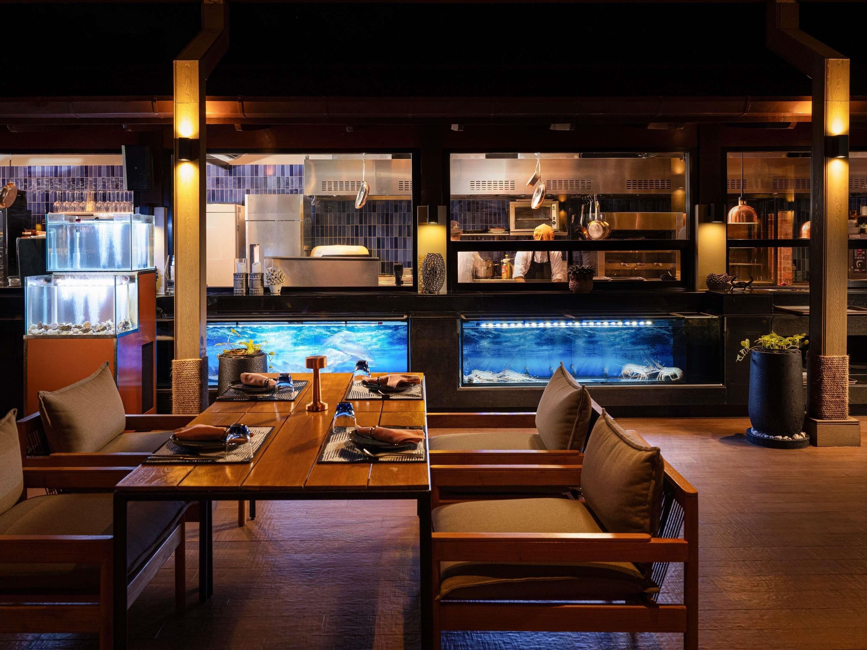 4 restaurants; breakfast, lunch, and dinner served