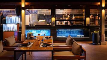4 restaurants; breakfast, lunch, and dinner served