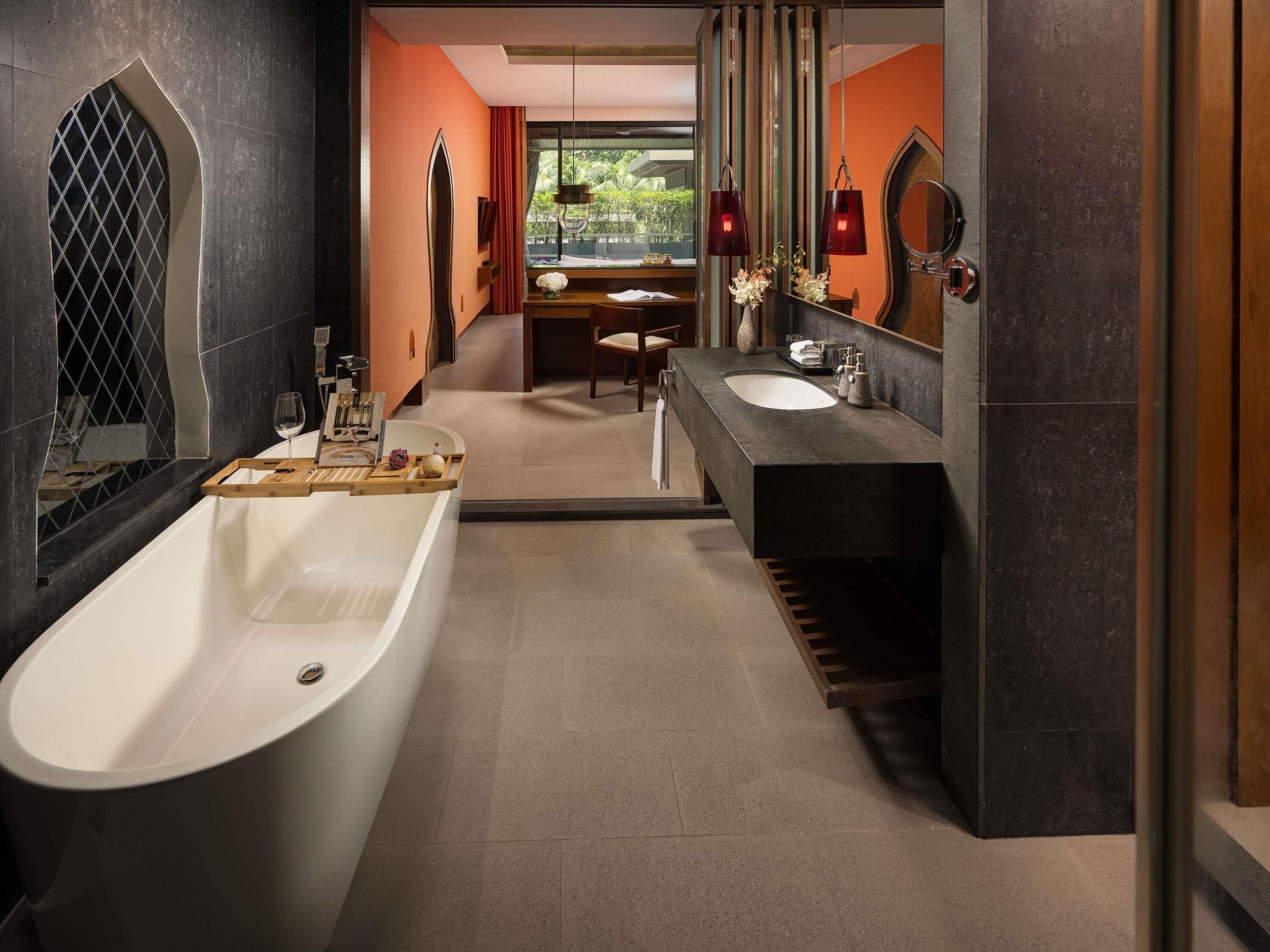 Premier Room, Pool Access & Whirlpool Bath, 1 King Bed | Ropa de cama de alta calidad, edredón y minibar 