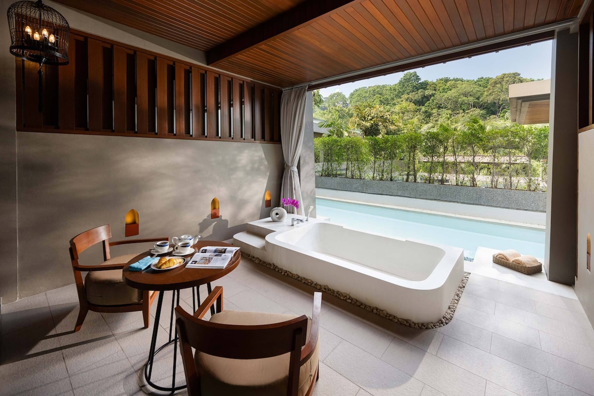 Premier Room, Pool Access & Whirlpool Bath, 1 King Bed | Premium bedding, down duvets, minibar, in-room safe