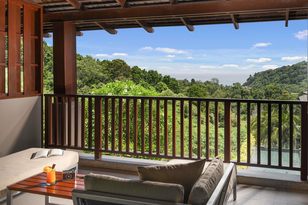 Premier Room, Ocean View, 1 King Bed | Premium bedding, down duvets, minibar, in-room safe