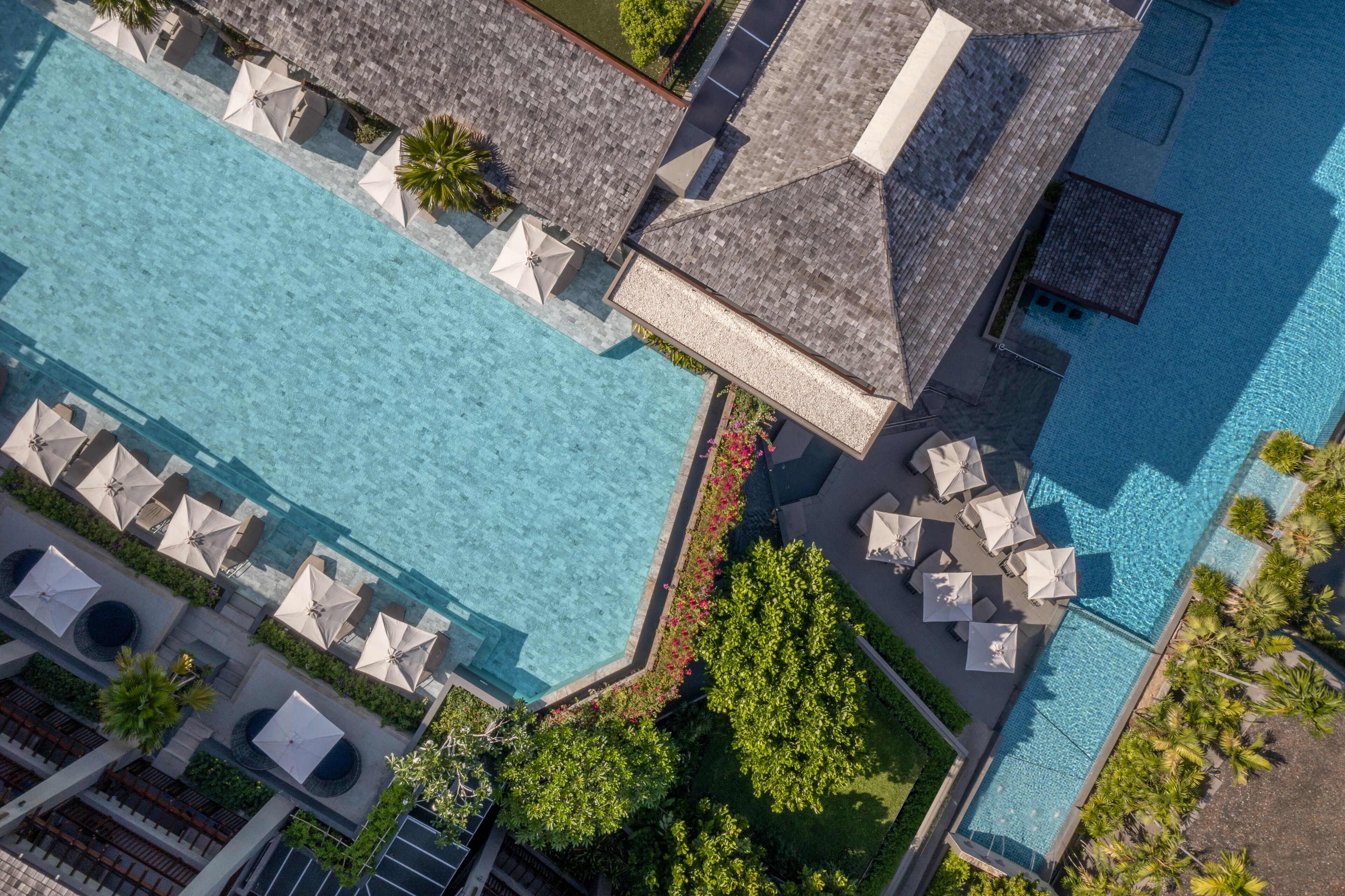 3 outdoor pools, open 8:00 am to 7:00 pm, pool umbrellas, pool loungers