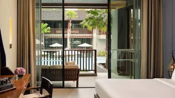 Deluxe Room, Pool Access, 1 King Bed | Balcon