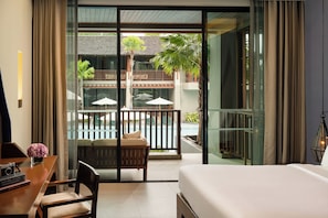 Deluxe Room, Pool Access, 1 King Bed | Balcone