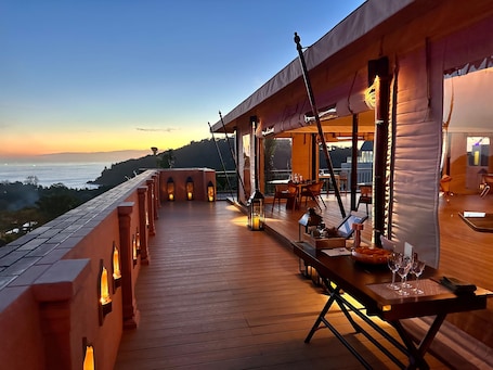 3 restaurants, breakfast, lunch, dinner served; international cuisine