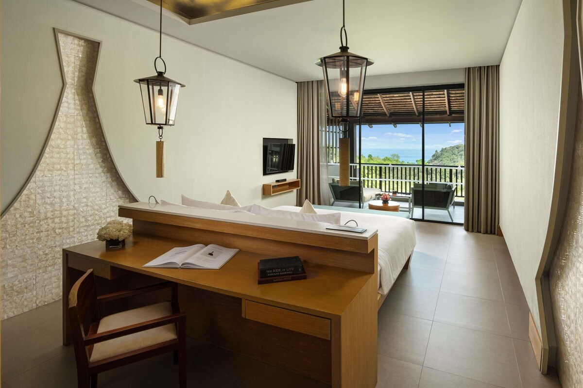 Premier Room, Ocean View, 1 King Bed | Premium bedding, down duvets, minibar, in-room safe