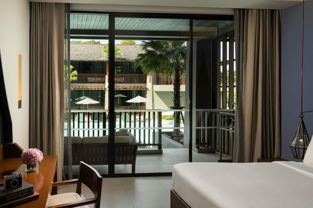 Deluxe Room, Pool Access, 1 King Bed | เครื่องนอนระดับพรีเมียม, ผ้านวมขนเป็ด, มินิบาร์, ตู้นิรภัยในห้องพัก