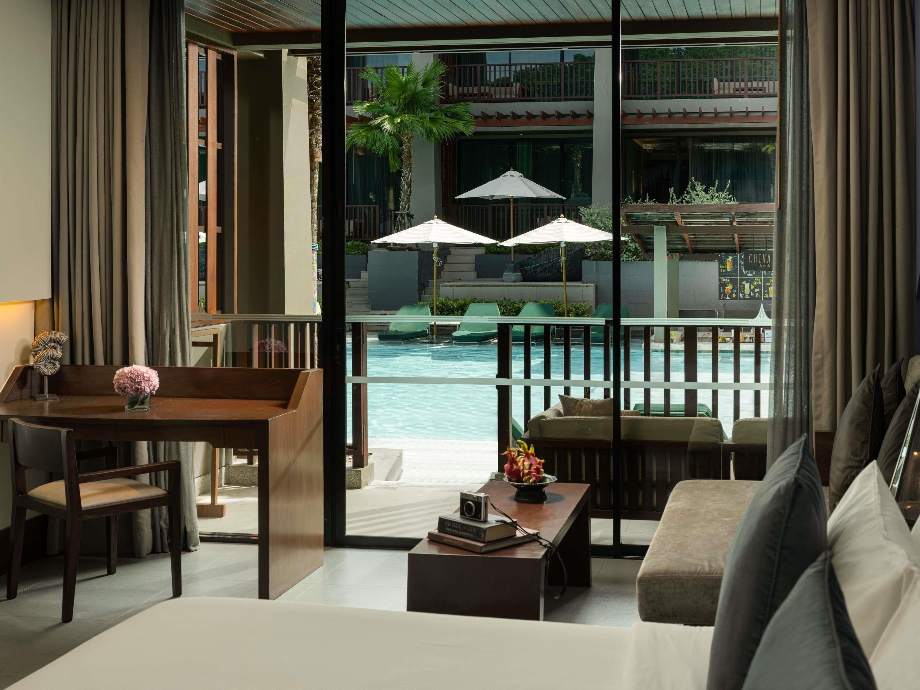 Deluxe Room, Pool Access, 1 King Bed | Biancheria da letto di alta qualità, copriletto in piuma, minibar