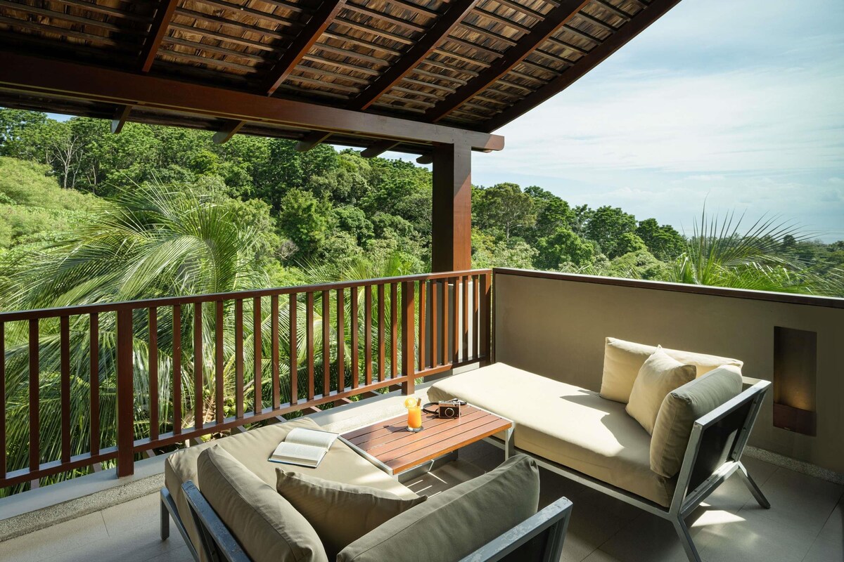 Premier Room, 1 King Bed | เครื่องนอนระดับพรีเมียม, ผ้านวมขนเป็ด, มินิบาร์, ตู้นิรภัยในห้องพัก