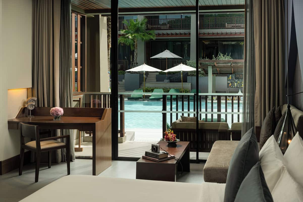 Deluxe Room, Pool Access, 1 King Bed