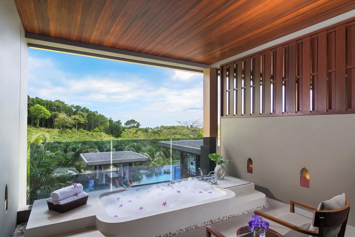 Premier Room, Whirlpool Bath, 1 King Bed | Balcony view