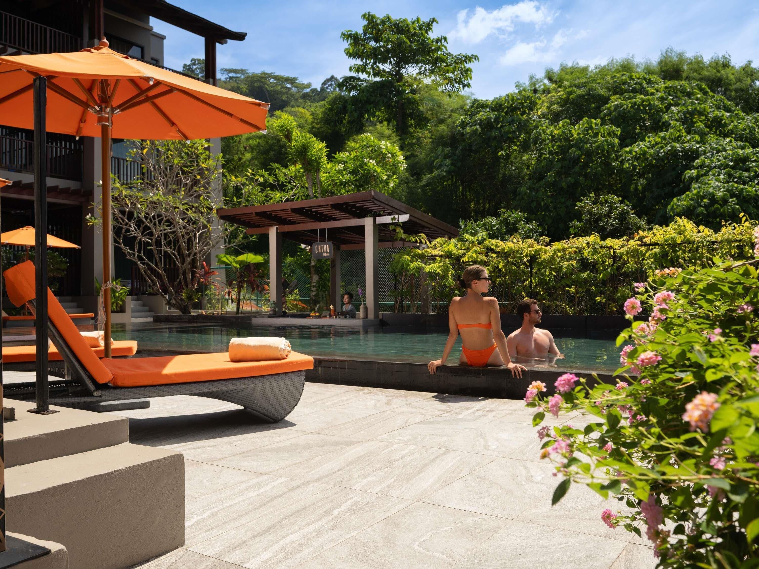 3 piscines extérieures, parasols de plage, chaises longues