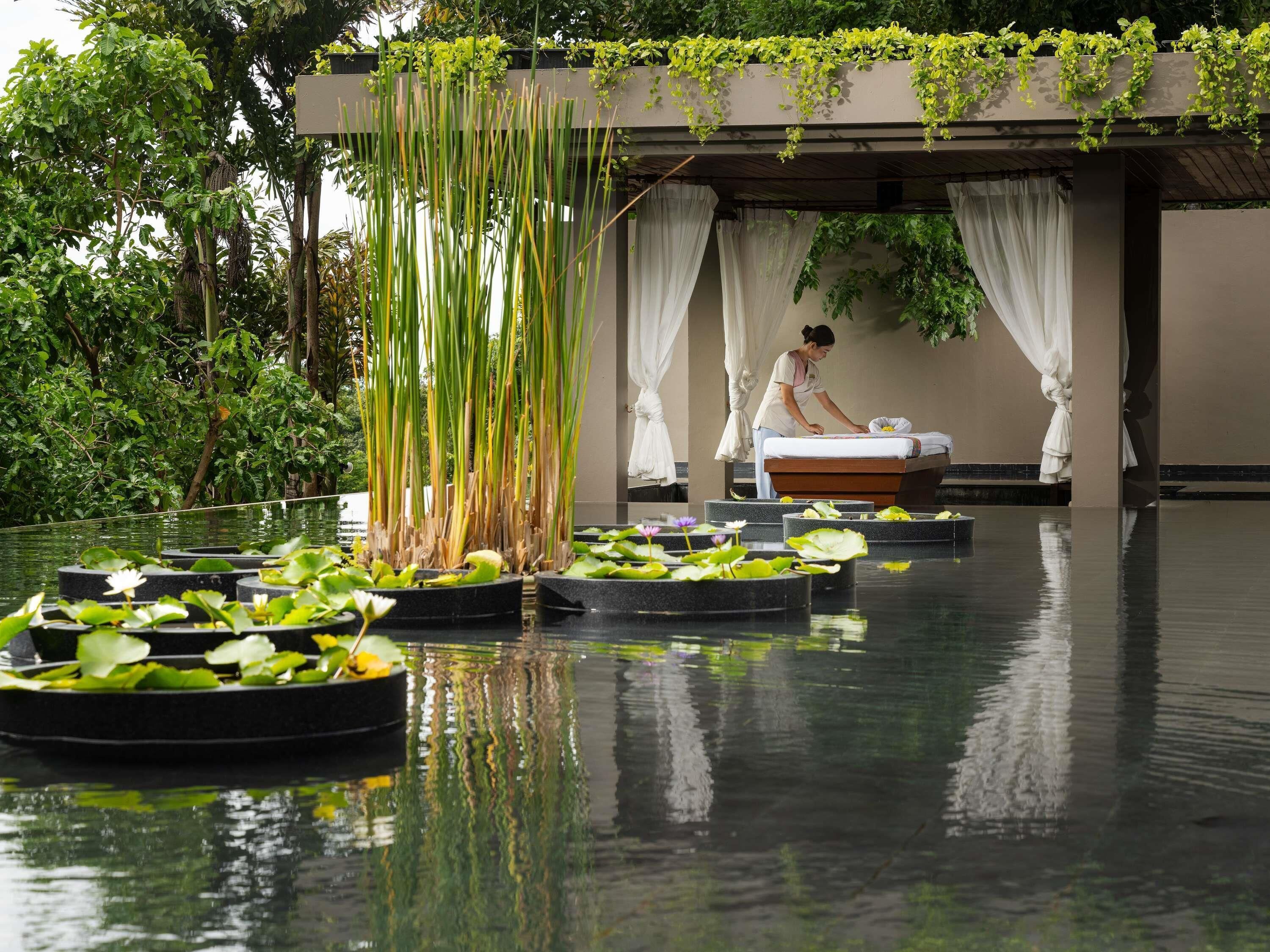 Couples treatment room(s), sauna, hot tub, steam room, body treatments