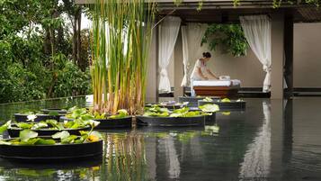 Couples treatment room(s), sauna, hot tub, steam room, body treatments