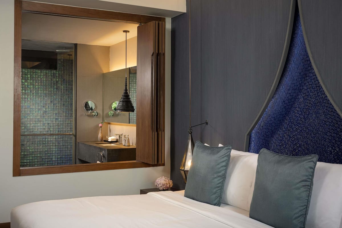 1 bedroom, premium bedding, down duvets, minibar