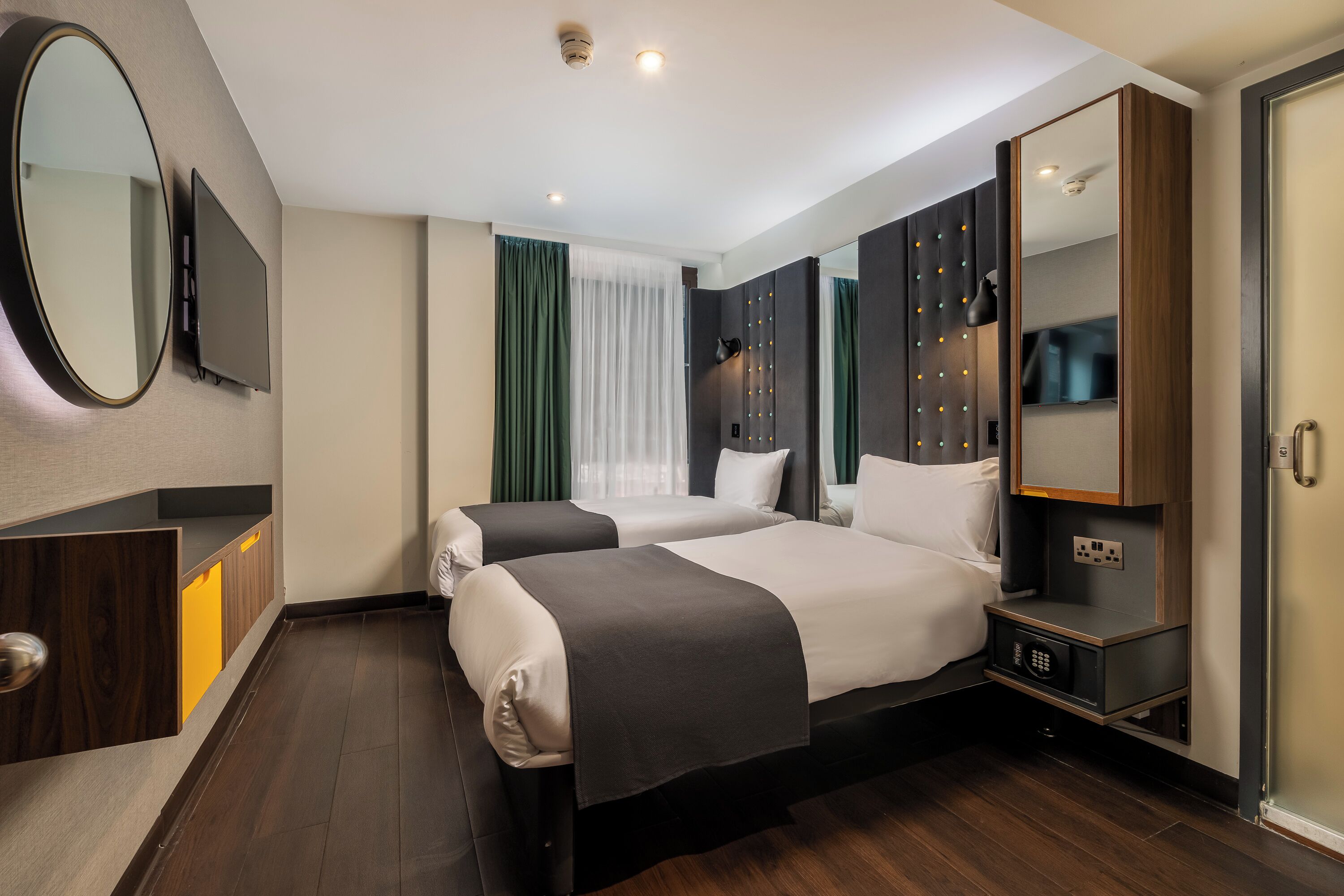 Cosy Twin with Window | ตู้นิรภัยในห้องพัก, ผ้าม ่านกันแสง, Wi-Fi ฟรี, ผ้าปูที่นอน