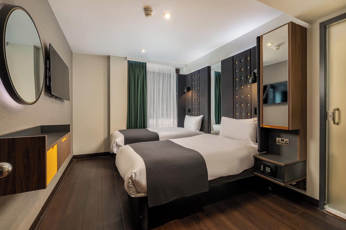 Cosy Twin with Window | Coffres-forts dans les chambres, rideaux occultants, Wi-Fi gratuit